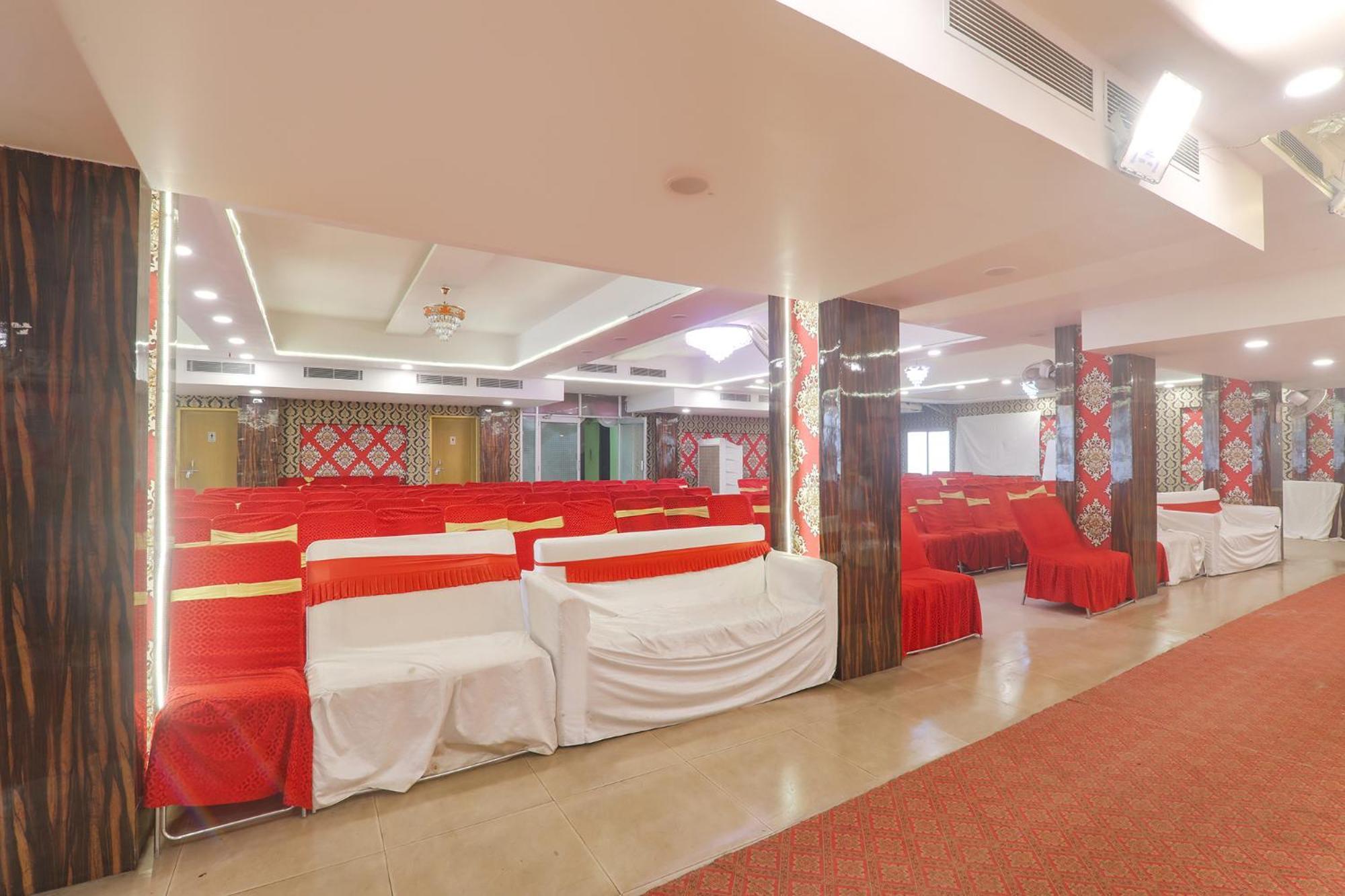Fabhotel Swarn Banquet Kakarmatha Buitenkant foto